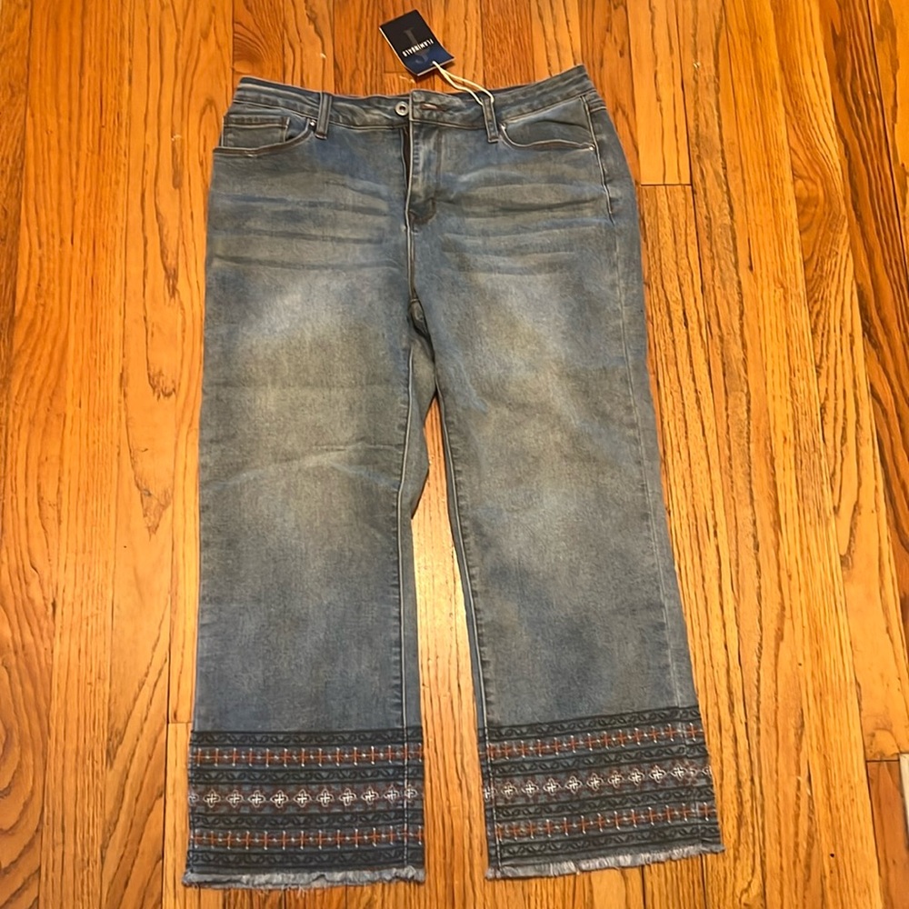 NWT women’s flamingals jeans made for curves.  Size large.